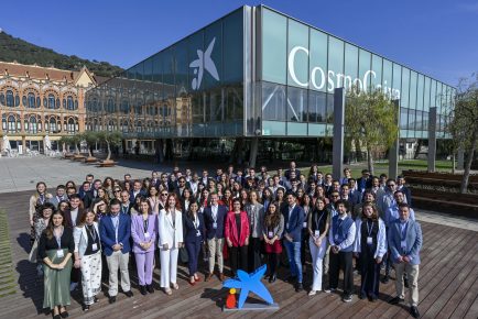 Foto de familia Becas Doctorado Fundacion la Caixa001 434x290