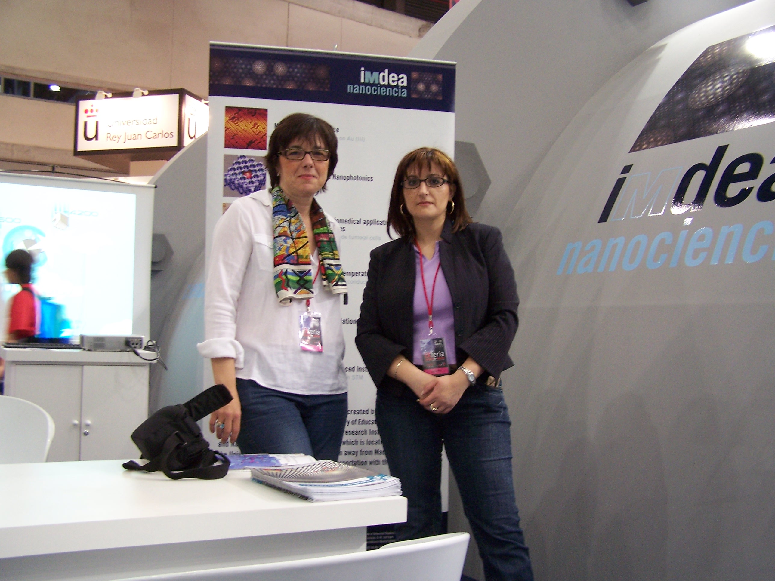 2007 Marije Villa e Isabel Rodríguez en la Feria de la Ciencia